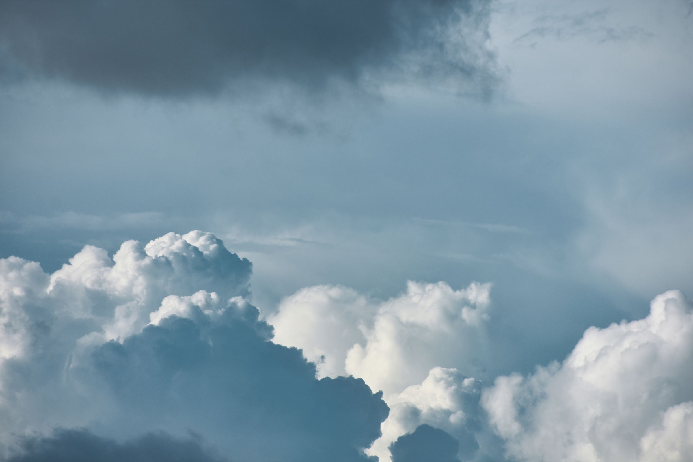 Vue aérienne de nuages blancs dans un vaste ciel bleu