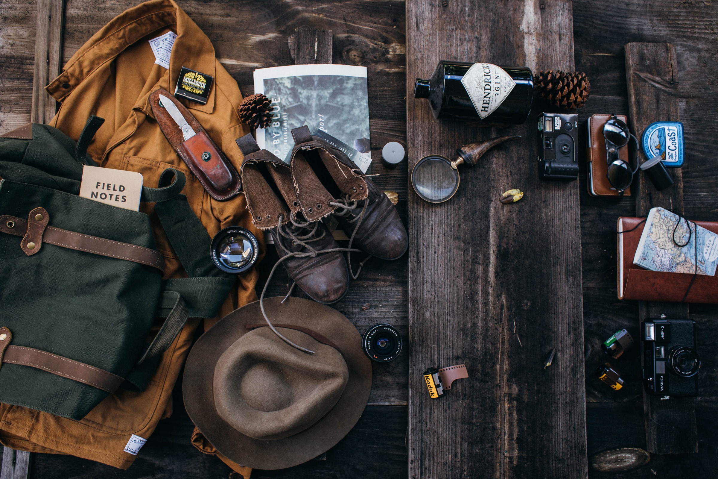 Vue de dessus d’un sac et d’objets pratiques disposés sur une table en bois