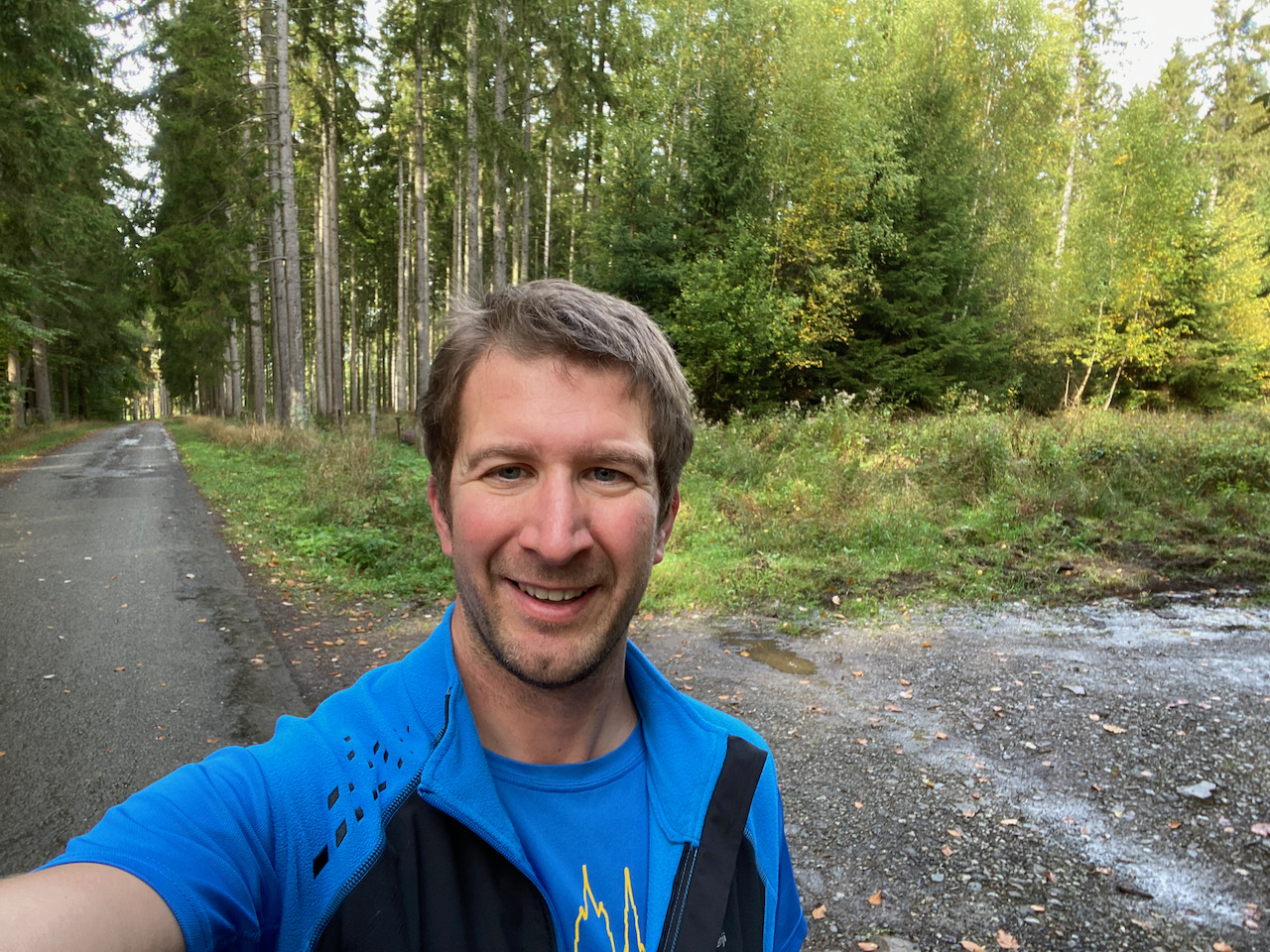 Thomas Dubois dans une forêt, au bord d’un chemin